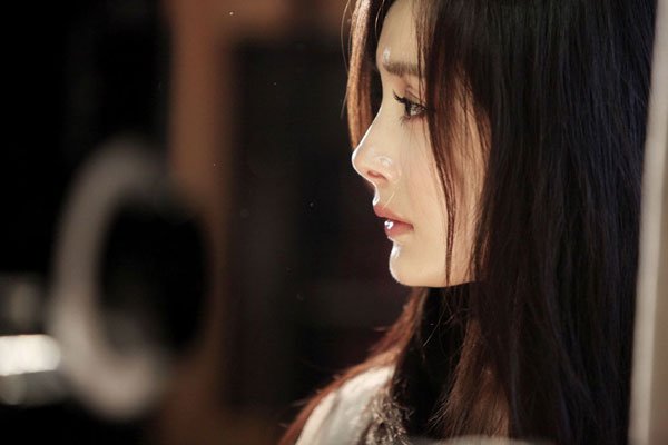 杨幂礼服下滑走光 几年时间和自己女儿呆37天