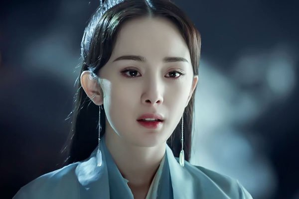 杨幂礼服下滑走光 几年时间和自己女儿呆37天