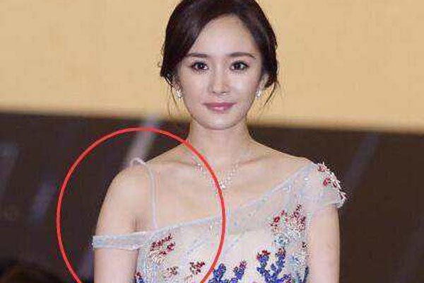 杨幂礼服下滑走光 几年时间和自己女儿呆37天