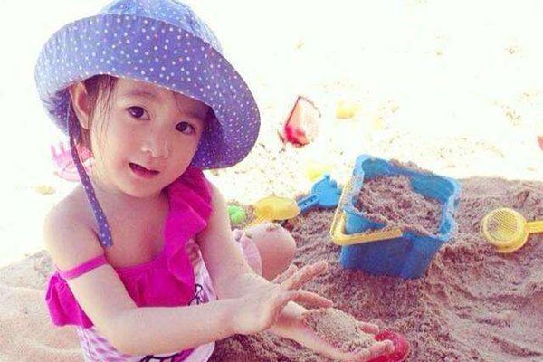 杨幂礼服下滑走光 几年时间和自己女儿呆37天