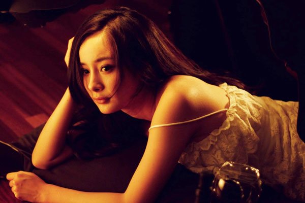 杨幂礼服下滑走光 几年时间和自己女儿呆37天