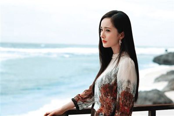 杨幂礼服下滑走光 几年时间和自己女儿呆37天