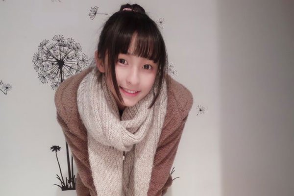 神乐坂真冬2分钟截图动态图 黑历史皮裤被扑到gif