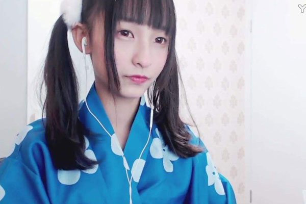神乐坂真冬2分钟截图动态图 黑历史皮裤被扑到gif