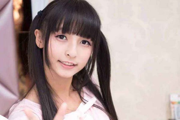 神乐坂真冬2分钟截图动态图 黑历史皮裤被扑到gif