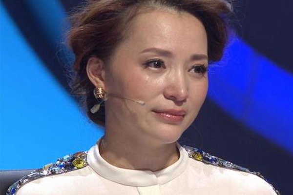 董卿为什么被央视解雇原因 停薪留职出国学习才消失一段时间