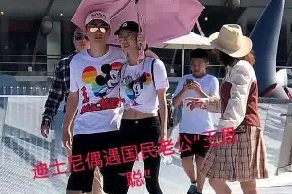 王思聪陈雅婷情侣装出游 能贴上王思聪前女友这个标签就已经赢了