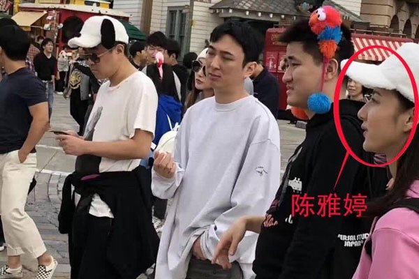 王思聪陈雅婷情侣装出游 能贴上王思聪前女友这个标签就已经赢了