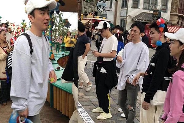 王思聪陈雅婷情侣装出游 能贴上王思聪前女友这个标签就已经赢了