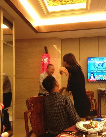 莫露露喂奶富商吃 莫露露当众掀衣喂奶视
