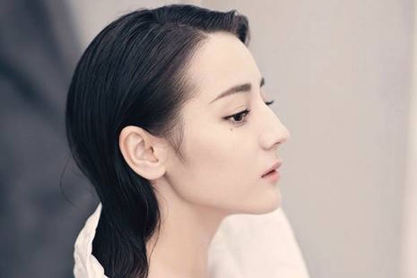 迪丽热巴不带胸罩照片 你没见过的寸头热巴攻力十足