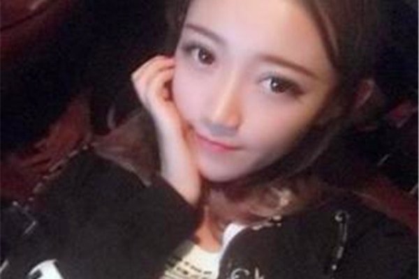 快手小伊伊骚的照片 用自己的身体写了一个骚字