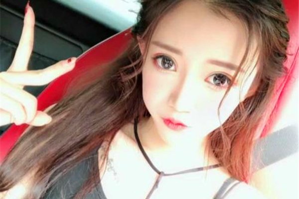 快手小伊伊骚的照片 用自己的身体写了一个骚字
