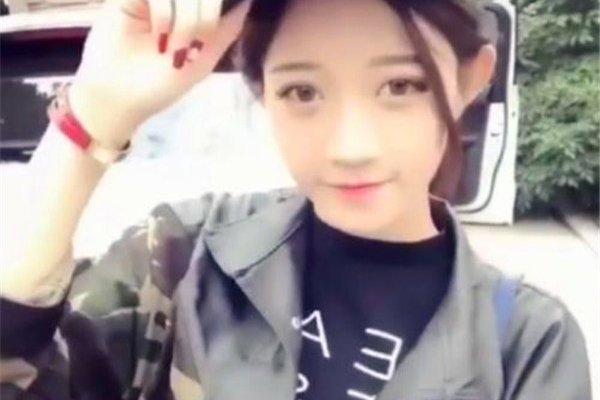 快手小伊伊骚的照片 用自己的身体写了一个骚字