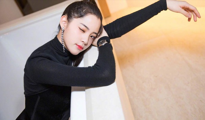 欧阳娜娜跳下舞台是什么节目 娜娜跳下舞台粉丝接住视频太感动