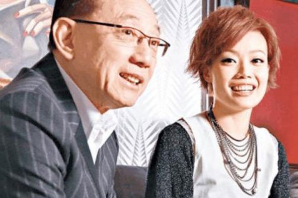容祖儿春卷事件还原 当年容祖儿当着多少人面夹春卷