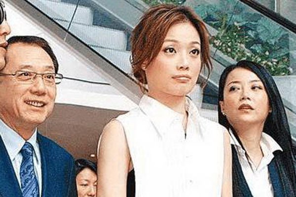 容祖儿春卷事件还原 当年容祖儿当着多少人面夹春卷