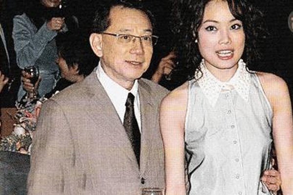 容祖儿春卷事件还原 当年容祖儿当着多少人面夹春卷