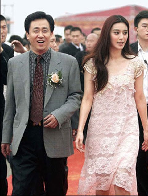许家印和范冰冰照片关系 范冰冰是许家印的老婆吗(吻别谈合作)