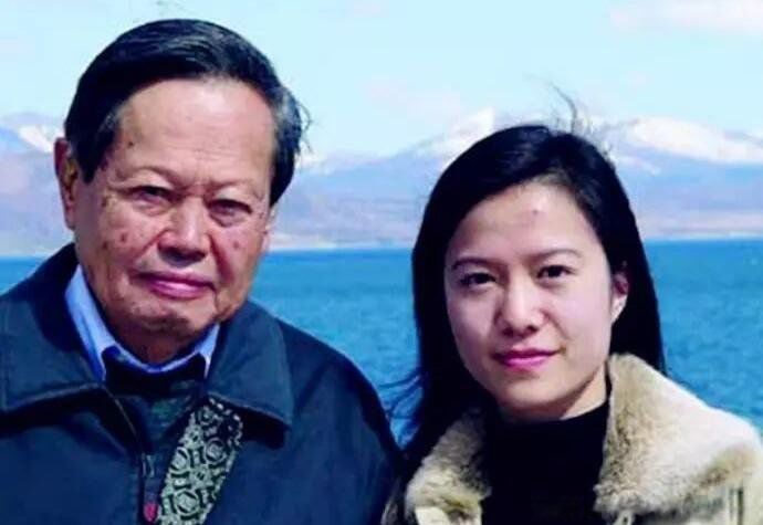 翁帆的前任丈夫照片 有过一段婚姻,第一任丈夫现状