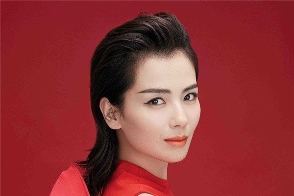 刘涛吊带滑肩事件始末 颁奖典礼掉落p图(肩带突然掉了里边是胸贴)