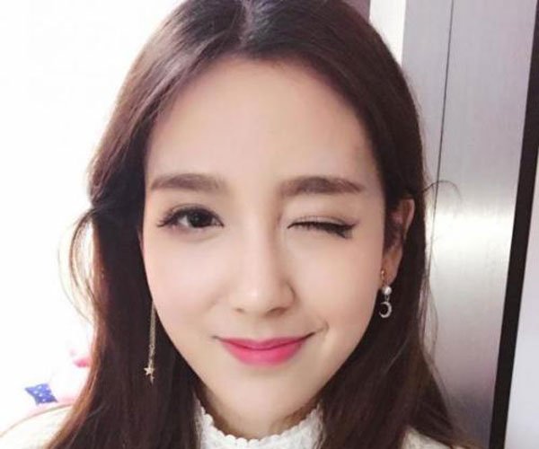 rita电竞椅梗怎么来的 开奔驰喝战马电竞椅上玩rita