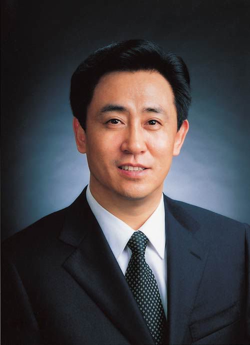 许家印:简历 个人资料 许家印后面的大树是谁