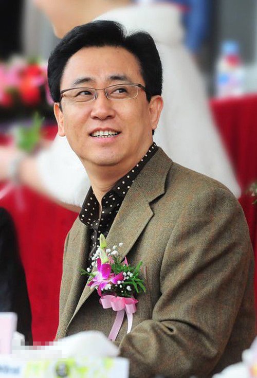 许家印:简历 个人资料 许家印后面的大树是谁