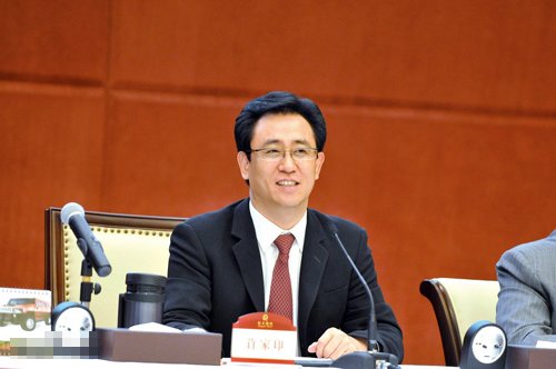 许家印:简历 个人资料 许家印后面的大树是谁