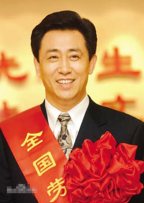许家印:简历 个人资料 许家印后面的大树是谁