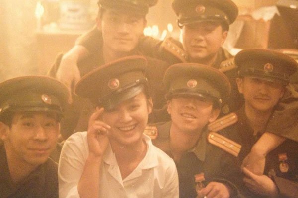 阳光灿烂的日子宁静的一对大兔子照片几分几秒 经典画面时间尺度很大
