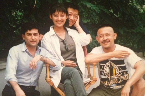 阳光灿烂的日子宁静的一对大兔子照片几分几秒 经典画面时间尺度很大