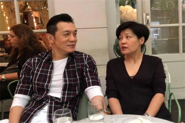 哈文改嫁的丈夫是谁 春晚导演哈文第二任丈夫是谁