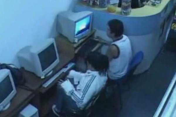 2009年网吧门事件始末 在狭小的空间里小情侣想要了就要了