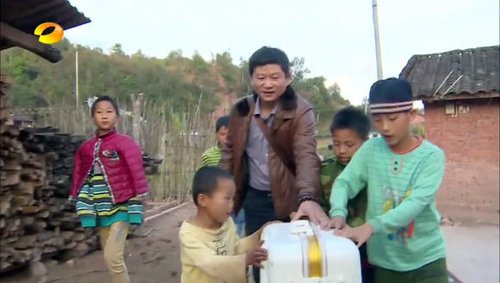 韩安冉家里为什么那么有钱 继父冯爸事业有成家庭条件优越