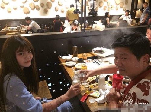 韩安冉家里为什么那么有钱 继父冯爸事业有成家庭条件优越