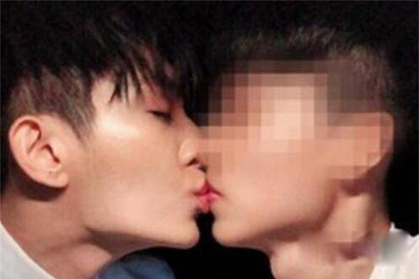 炎亚纶是不是喜欢男的?是同志吗 和三个男的组组合是什么意思