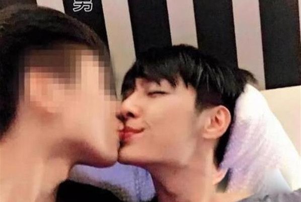 炎亚纶是不是喜欢男的?是同志吗 和三个男的组组合是什么意思