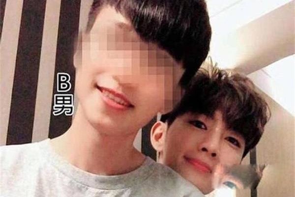 炎亚纶是不是喜欢男的?是同志吗 和三个男的组组合是什么意思