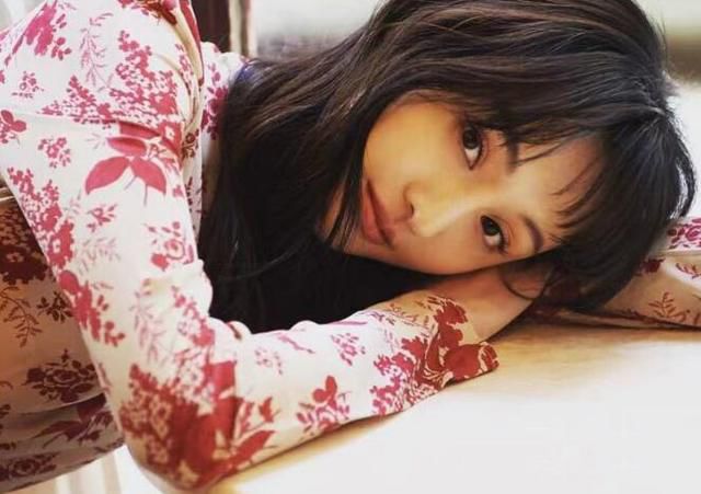 现在郑爽最新消息 现在过得挺好锦衣玉食的生活