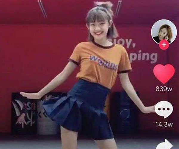 抖音上真空跳舞的视频好厉害 美女主播小背心加热裤的标配