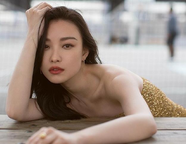 倪妮19张托奶门黑科 导演手机里的照片PS的成分很大