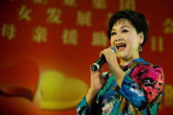 李谷一女儿肖一的个人简介 是李谷一和谁的孩子