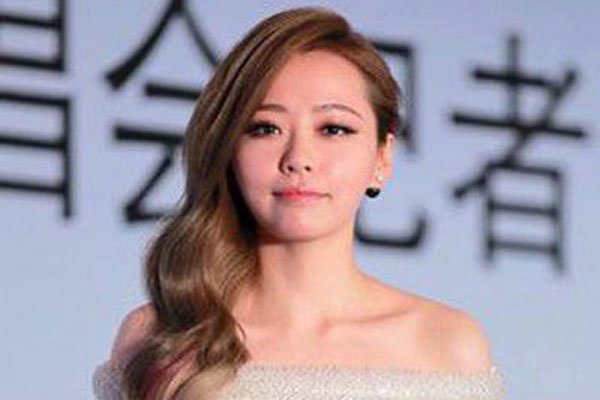 张靓颖为什么打R环 三环公主的环环乳环图片