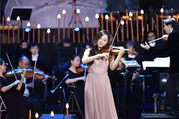 张靓颖为什么打R环 三环公主的环环乳环图片