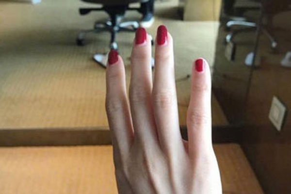 张靓颖为什么打R环 三环公主的环环乳环图片