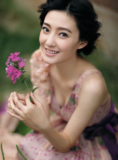 王丽坤老公是谁 和男子机场举止亲密已经结婚有丈夫了