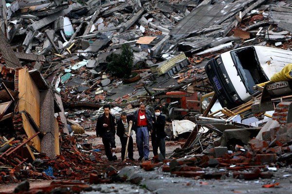 汶川地震国家请了高人 汶川废墟下还有尸骸到处都是死人