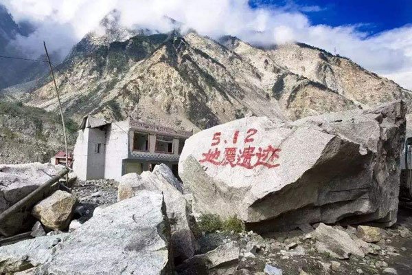 汶川地震国家请了高人 汶川废墟下还有尸骸到处都是死人