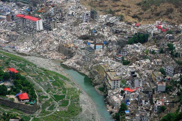 汶川地震国家请了高人 汶川废墟下还有尸骸到处都是死人